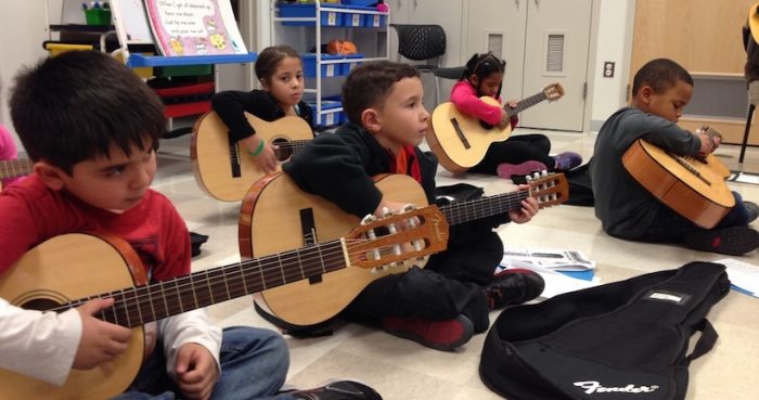 Estudiantes tocando guitarra